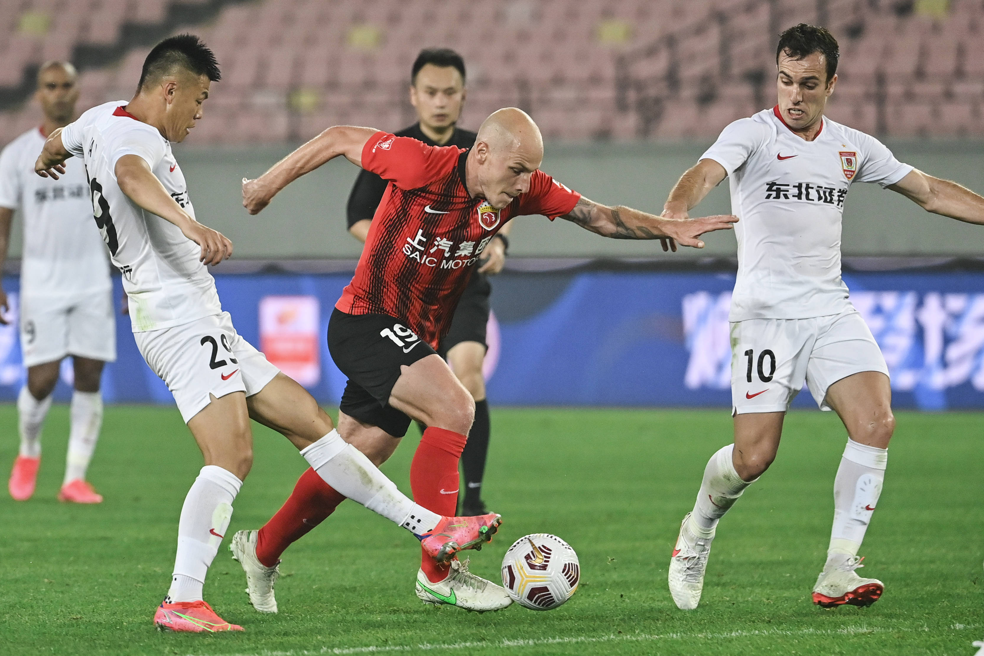 关于广州恒大战平天津泰达,中超第11轮结束的信息 关于广州恒大战平天津泰达,中超第11轮结束的信息