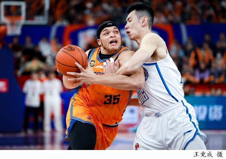 关于上海大鲨鱼战绩不佳，球迷呼吁加强防守的信息