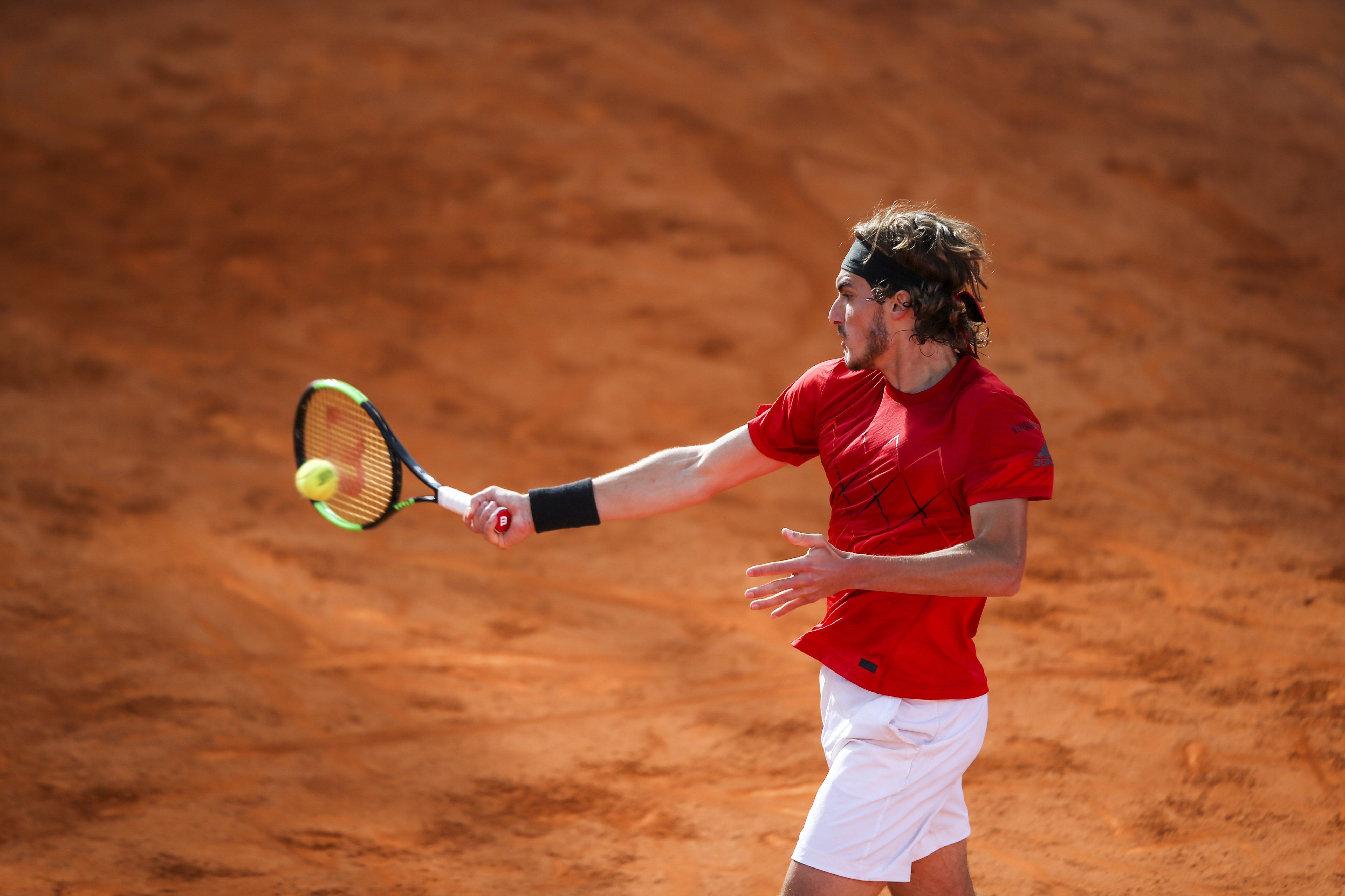 包含美国网球队横扫英国网球队，西西帕斯惊艳世界的词条