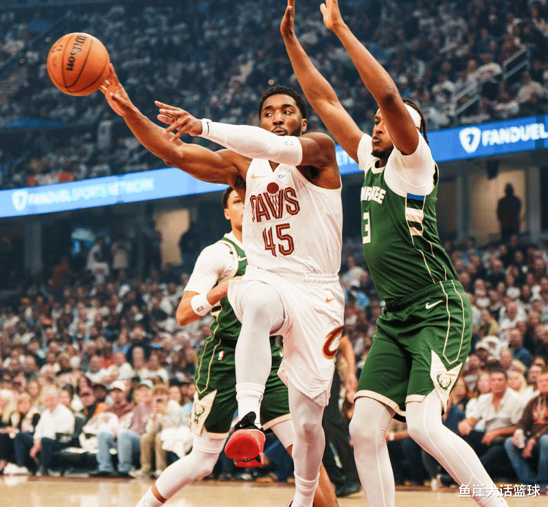 雄鹿B队轻取雷霆，米切尔高光表现